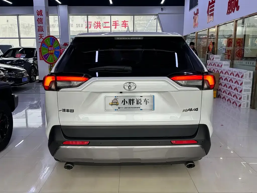 Toyota RAV4 — фото 7