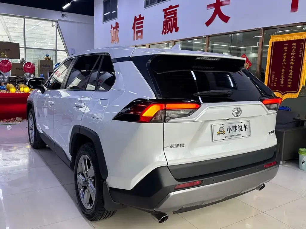 Toyota RAV4 — фото 8