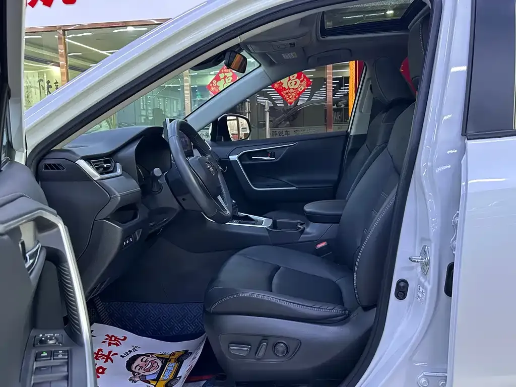 Toyota RAV4 — фото 9