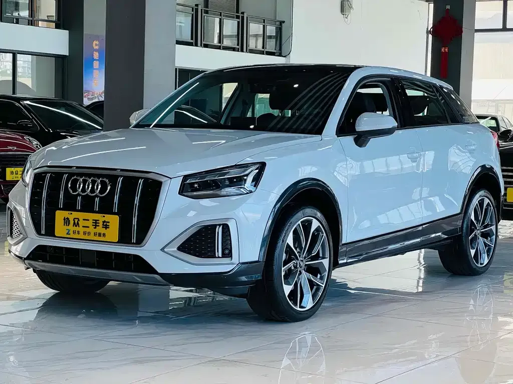 Audi Q2L — фото 1
