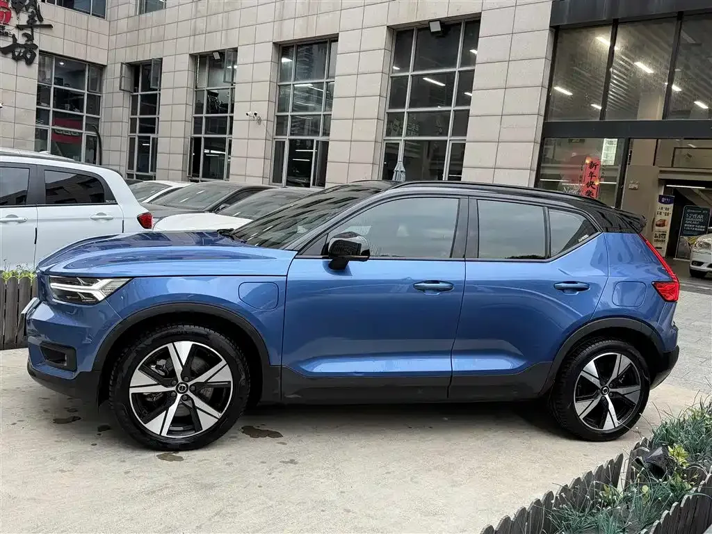 Volvo XC40 NEV — фото 3