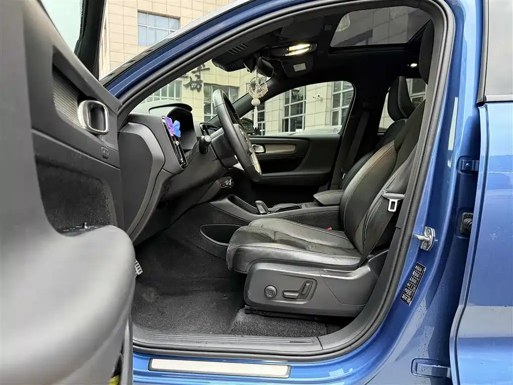 Volvo XC40 NEV — фото 8