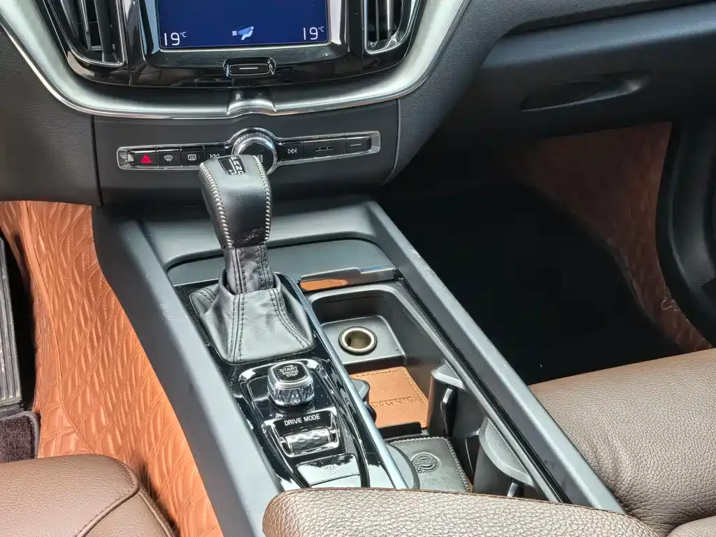 Volvo XC60 — фото 9