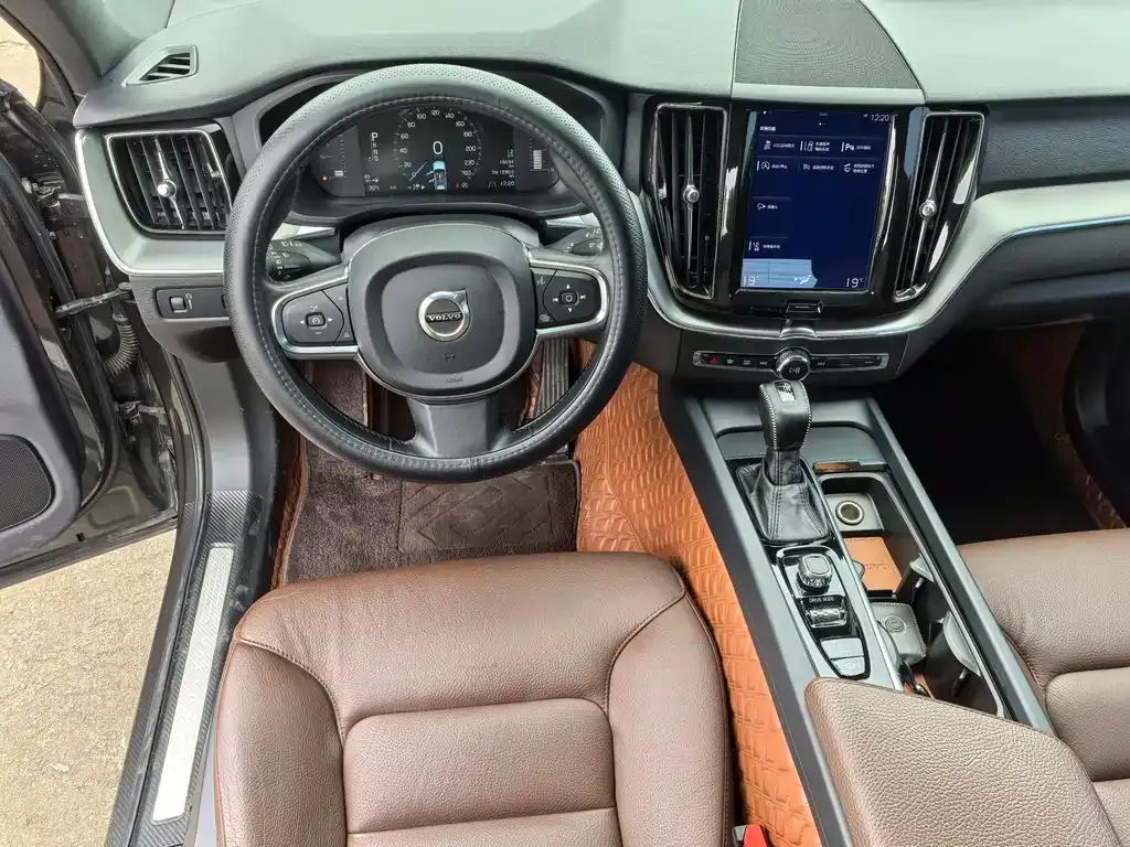 Volvo XC60 — фото 4