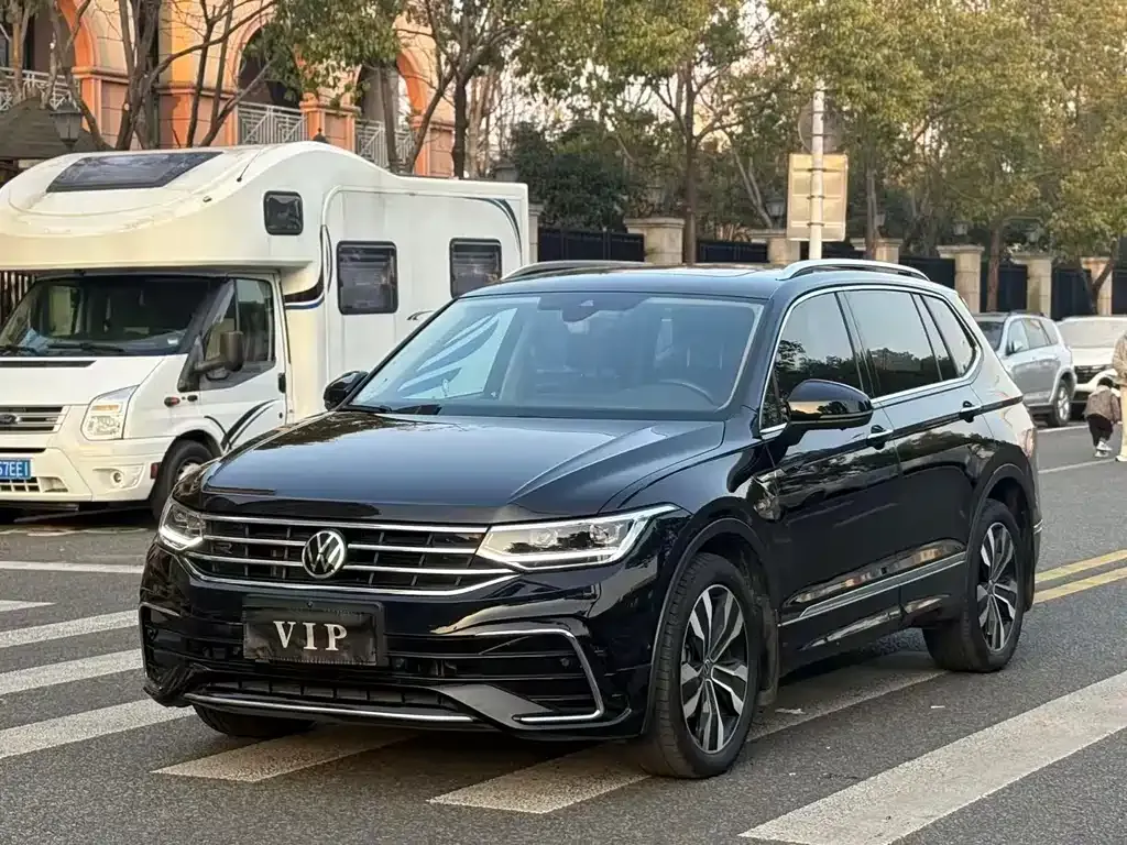 Volkswagen Tiguan L — фото 1