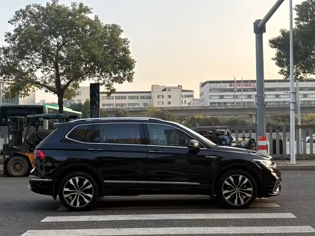 Volkswagen Tiguan L — фото 10