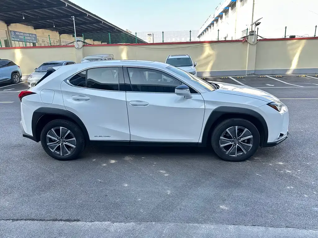 Lexus UX New Energy — фото 2