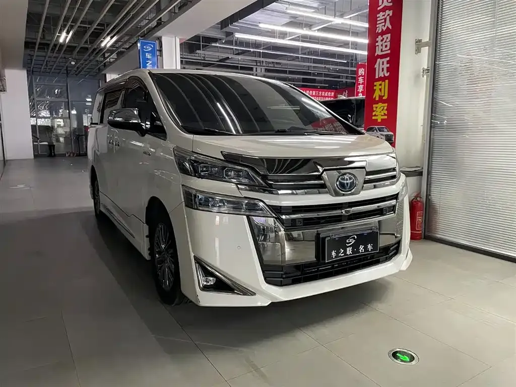 Toyota Vellfire — фото 1