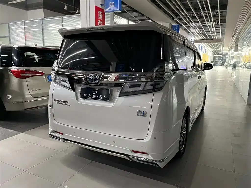 Toyota Vellfire — фото 4