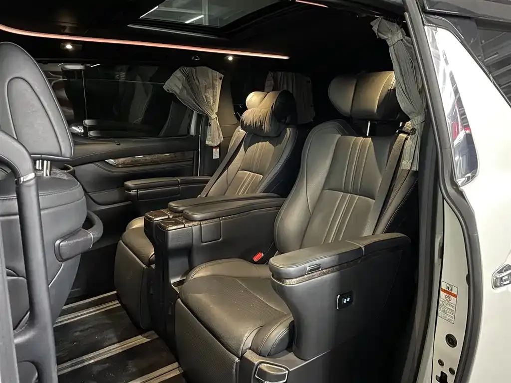 Toyota Vellfire — фото 3
