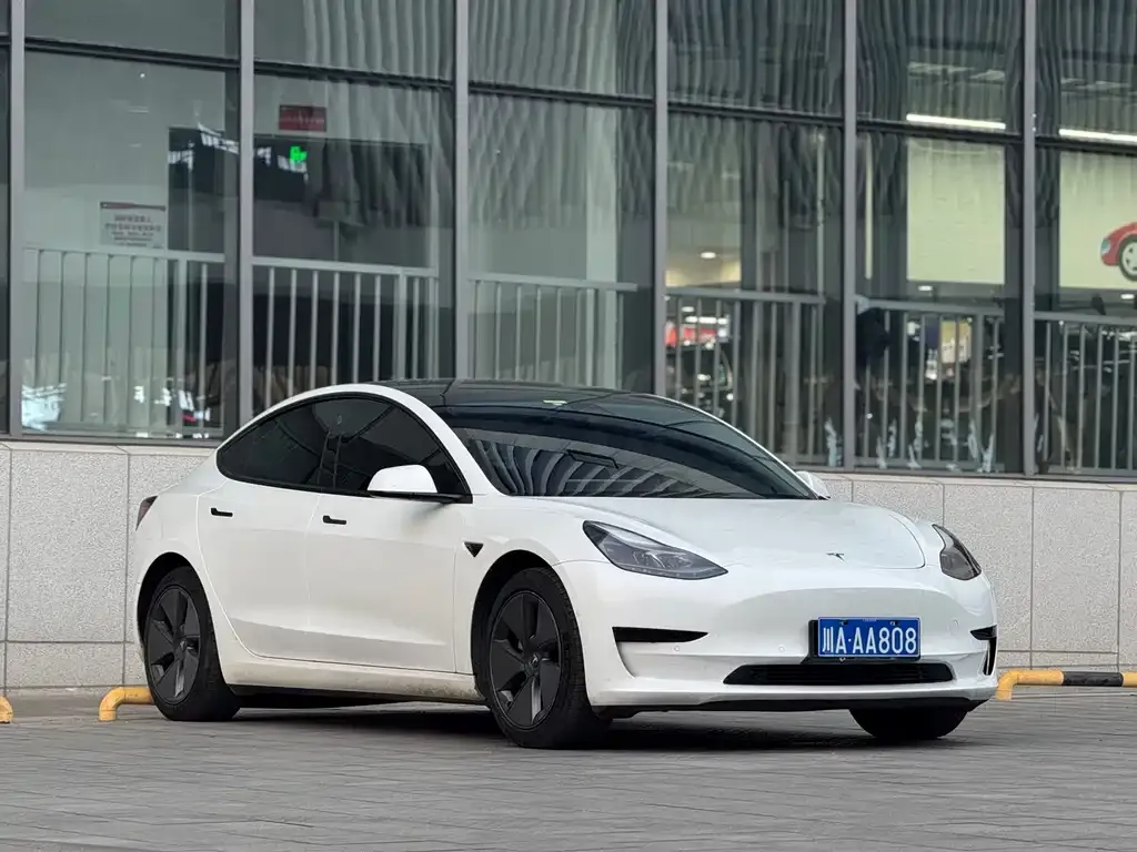 Tesla Model 3 — фото 1