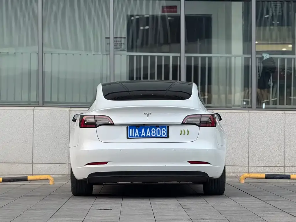 Tesla Model 3 — фото 4