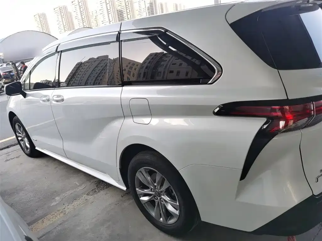Toyota Sienna — фото 9