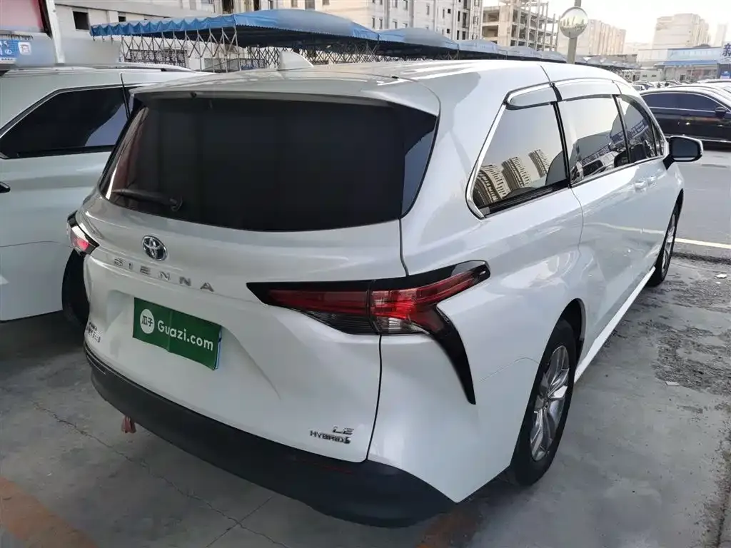 Toyota Sienna — фото 2