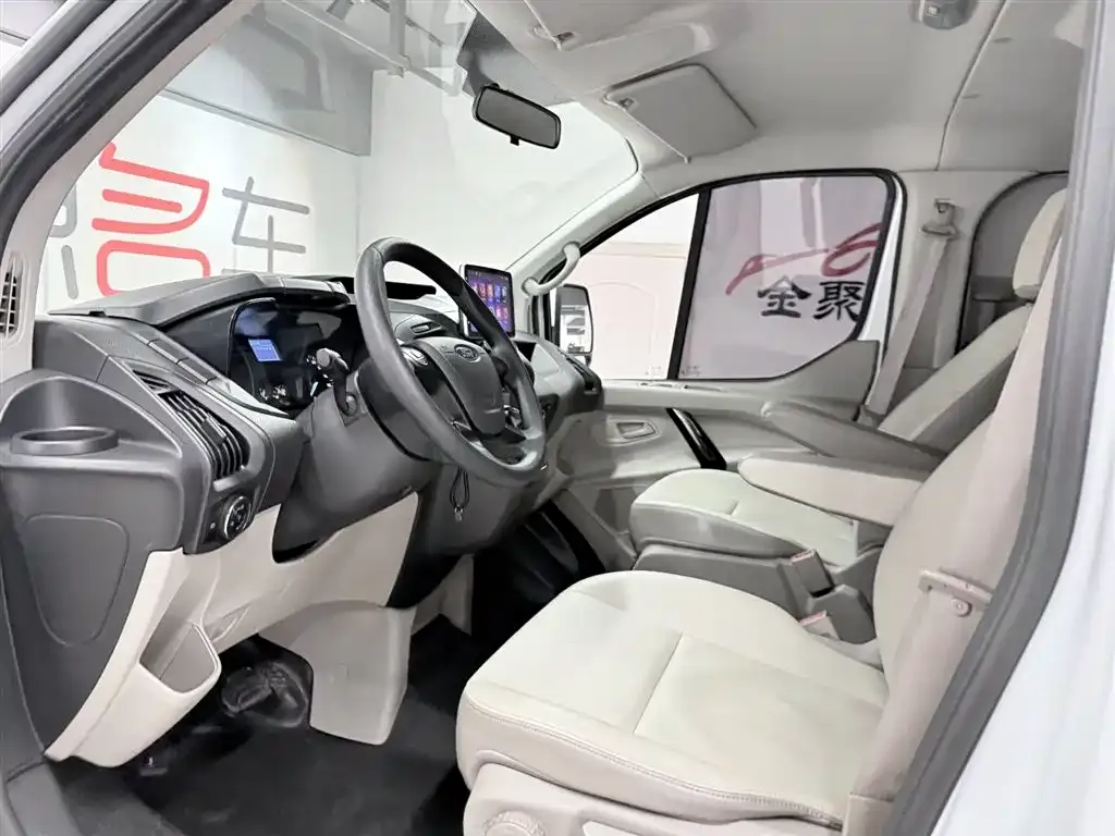 Ford Tourneo — фото 5