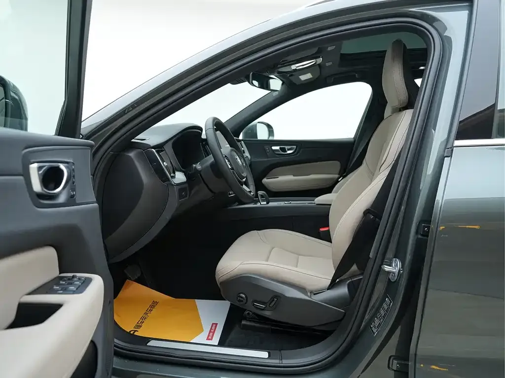 Volvo XC60 — фото 10
