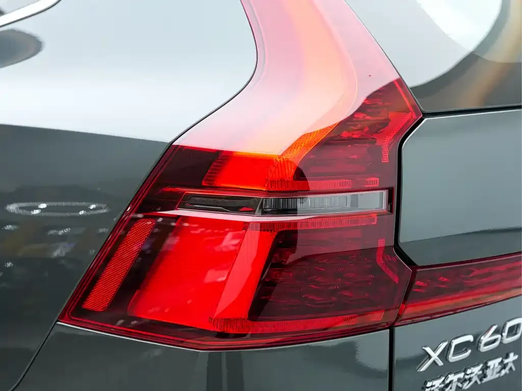 Volvo XC60 — фото 8