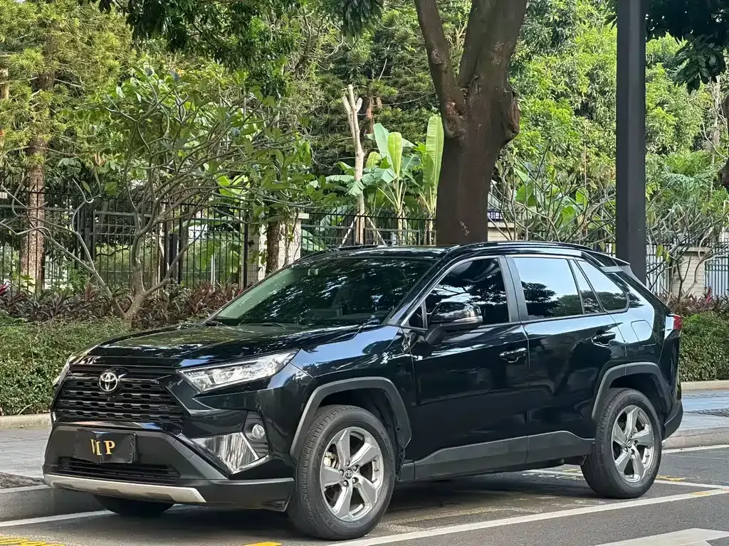 Toyota RAV4 — фото 1