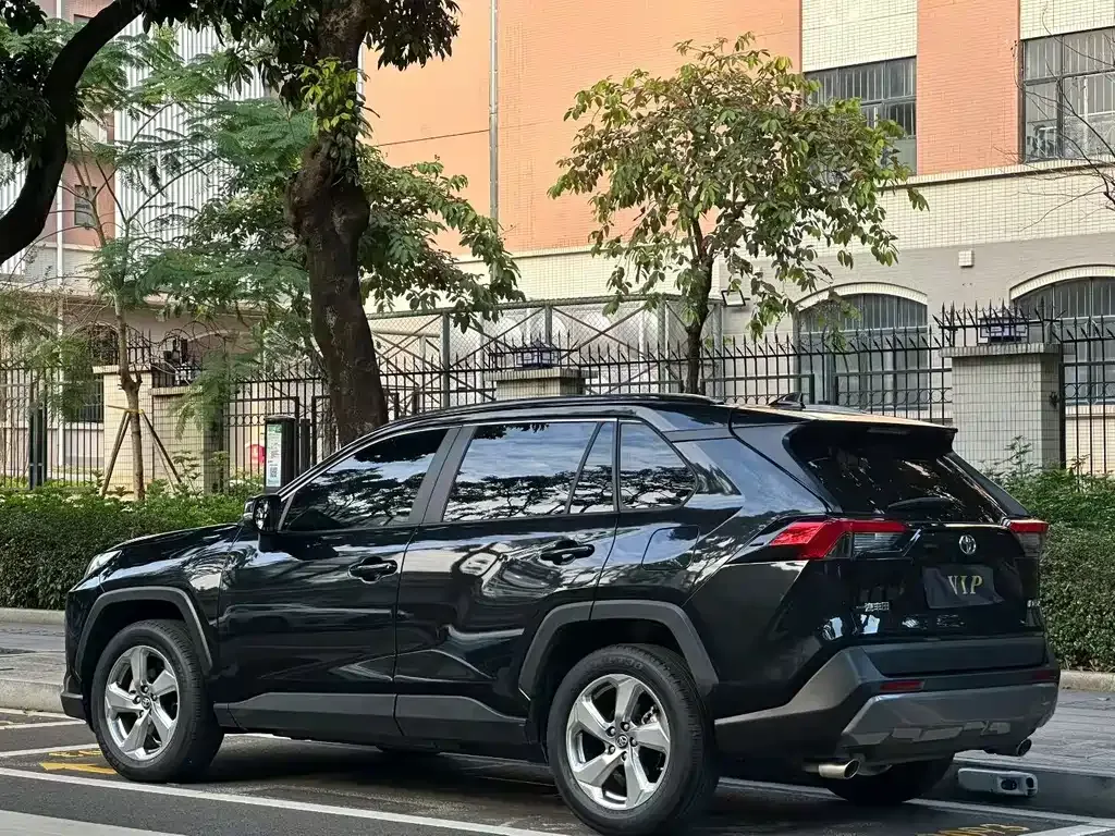 Toyota RAV4 — фото 3