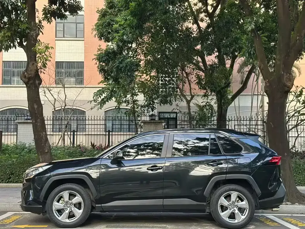 Toyota RAV4 — фото 5