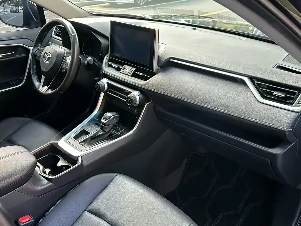 Toyota RAV4 — фото 6