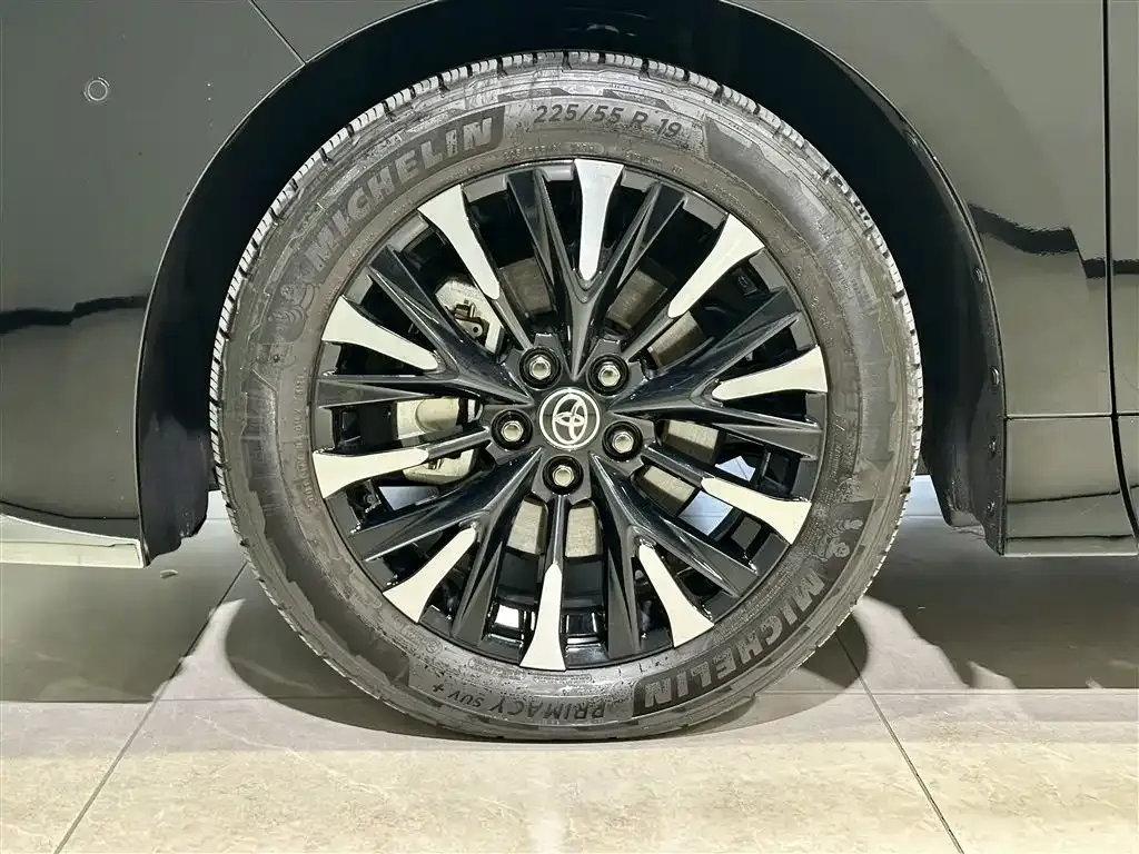 Toyota Alphard — фото 4
