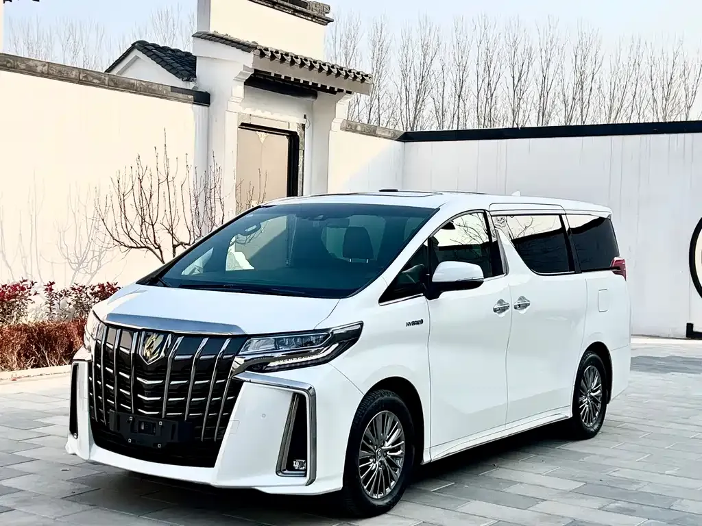 Toyota Alphard — фото 1