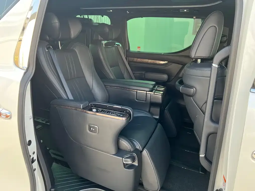 Toyota Alphard — фото 6