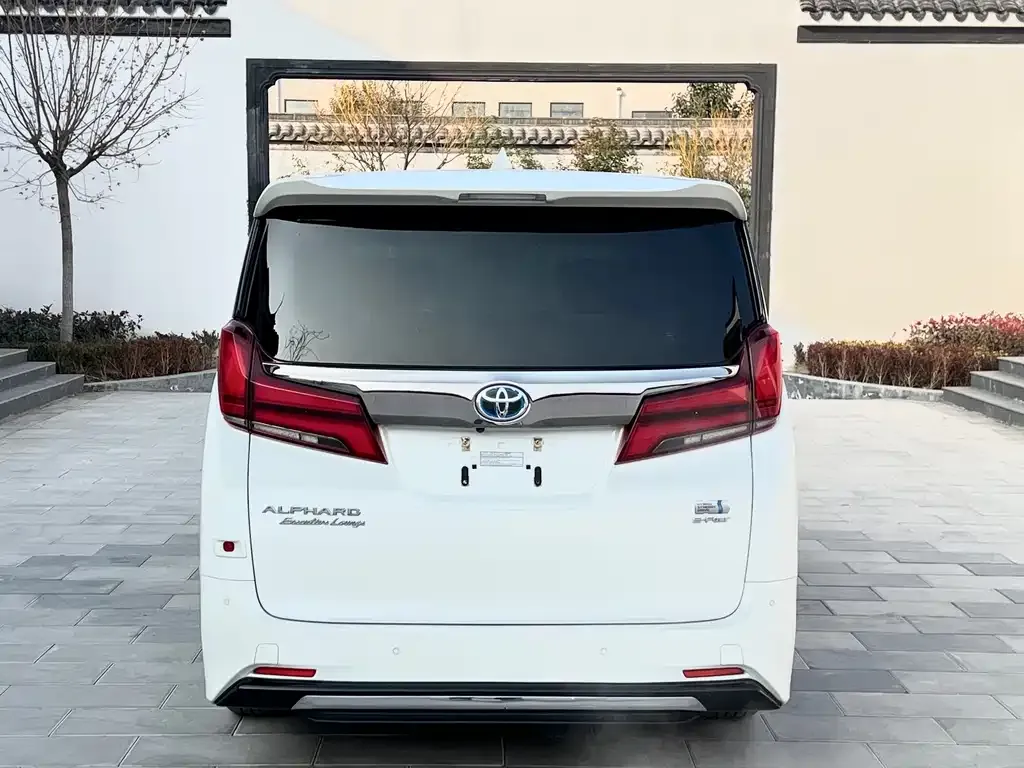 Toyota Alphard — фото 8
