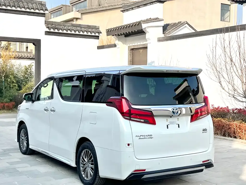 Toyota Alphard — фото 10