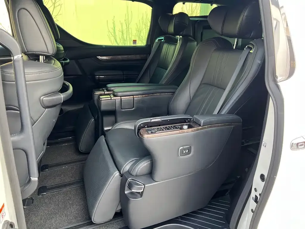 Toyota Alphard — фото 5