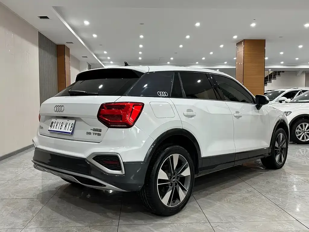 Audi Q2L — фото 5