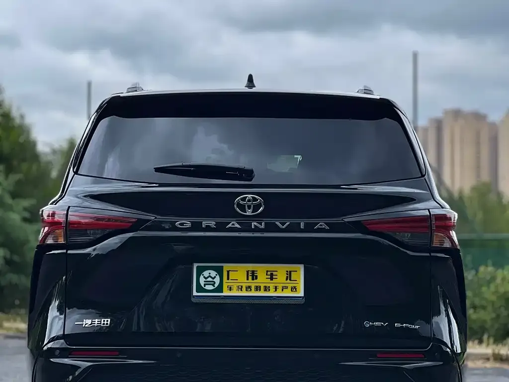 Toyota Granvia — фото 2