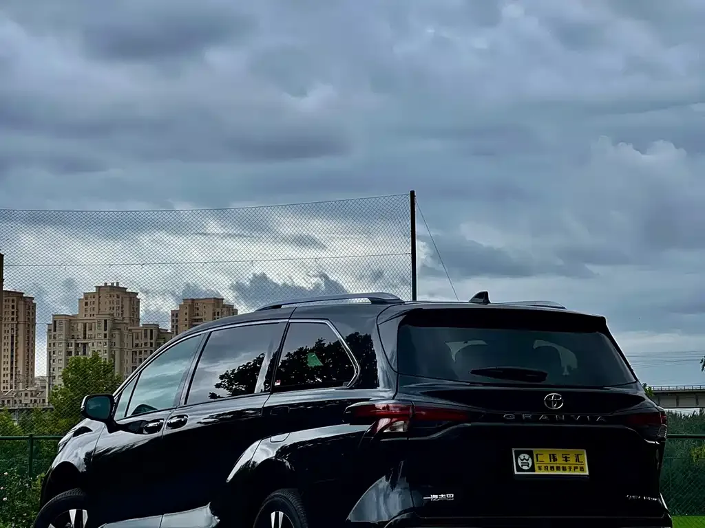Toyota Granvia — фото 5
