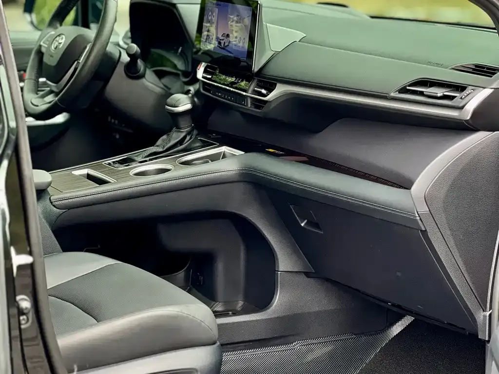 Toyota Granvia — фото 10