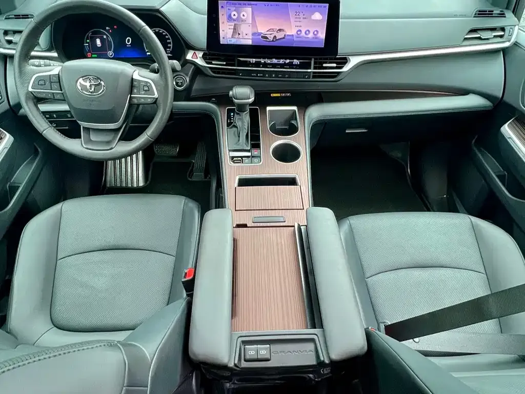 Toyota Granvia — фото 8