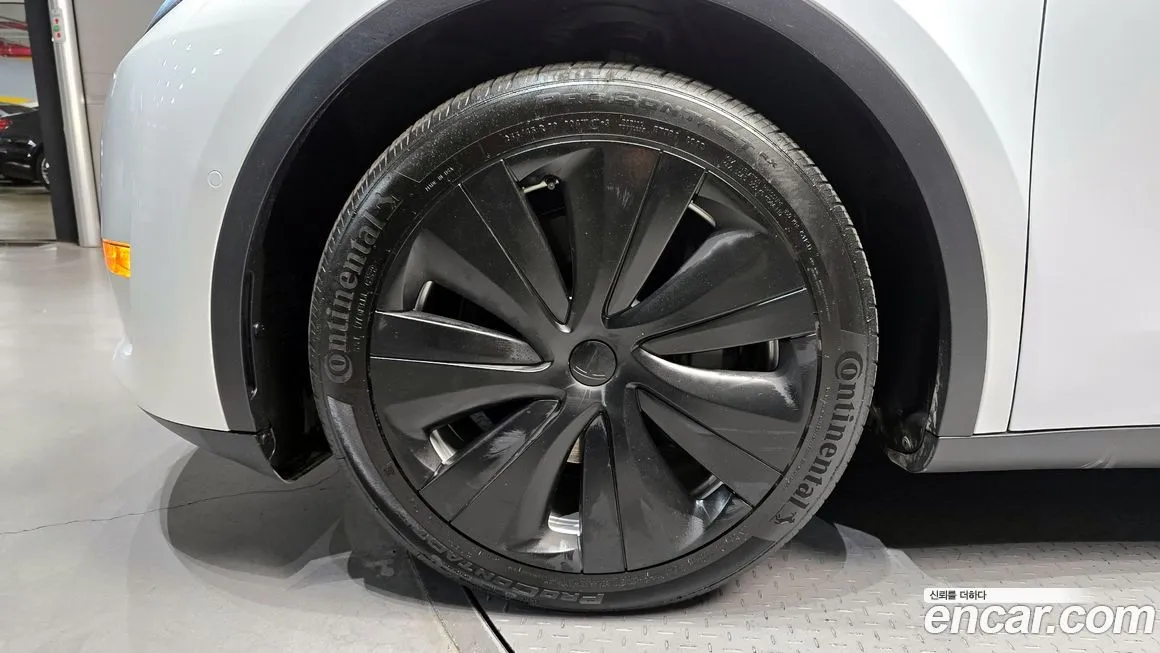 Tesla Model Y — фото 10