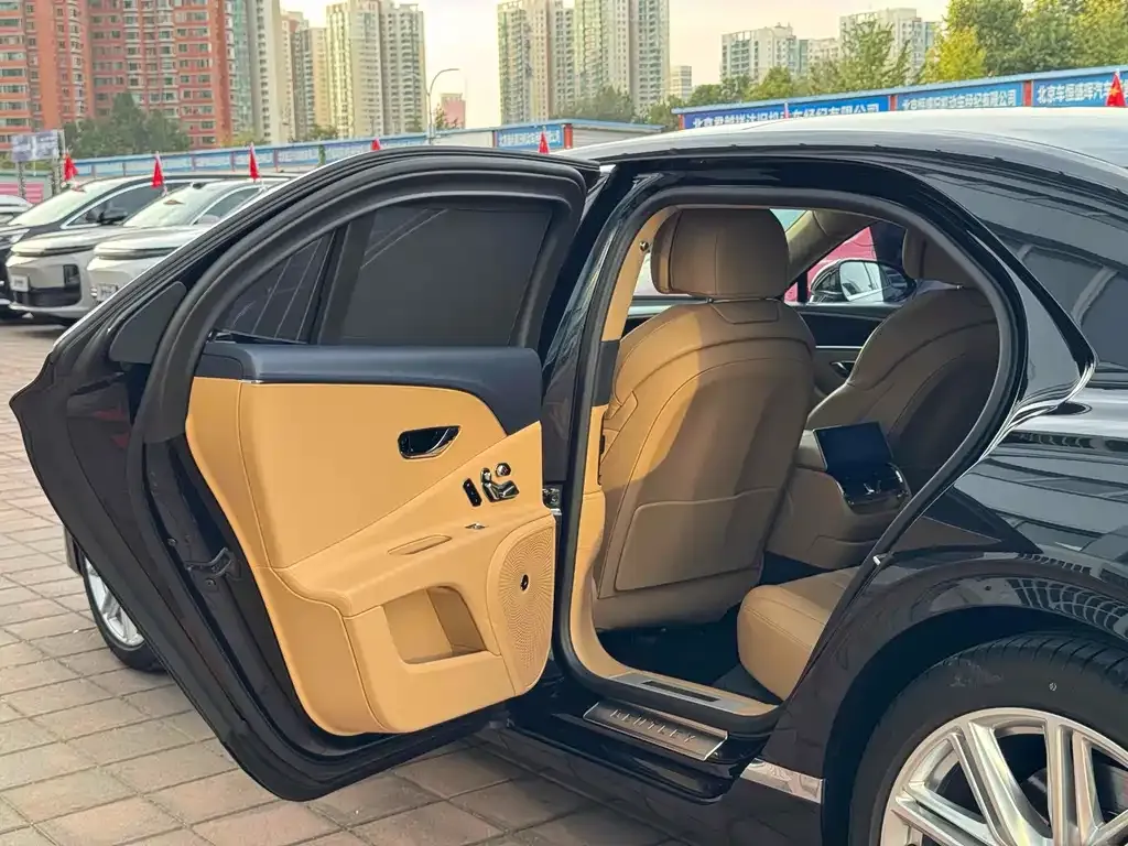 Bentley Flying Spur — фото 10