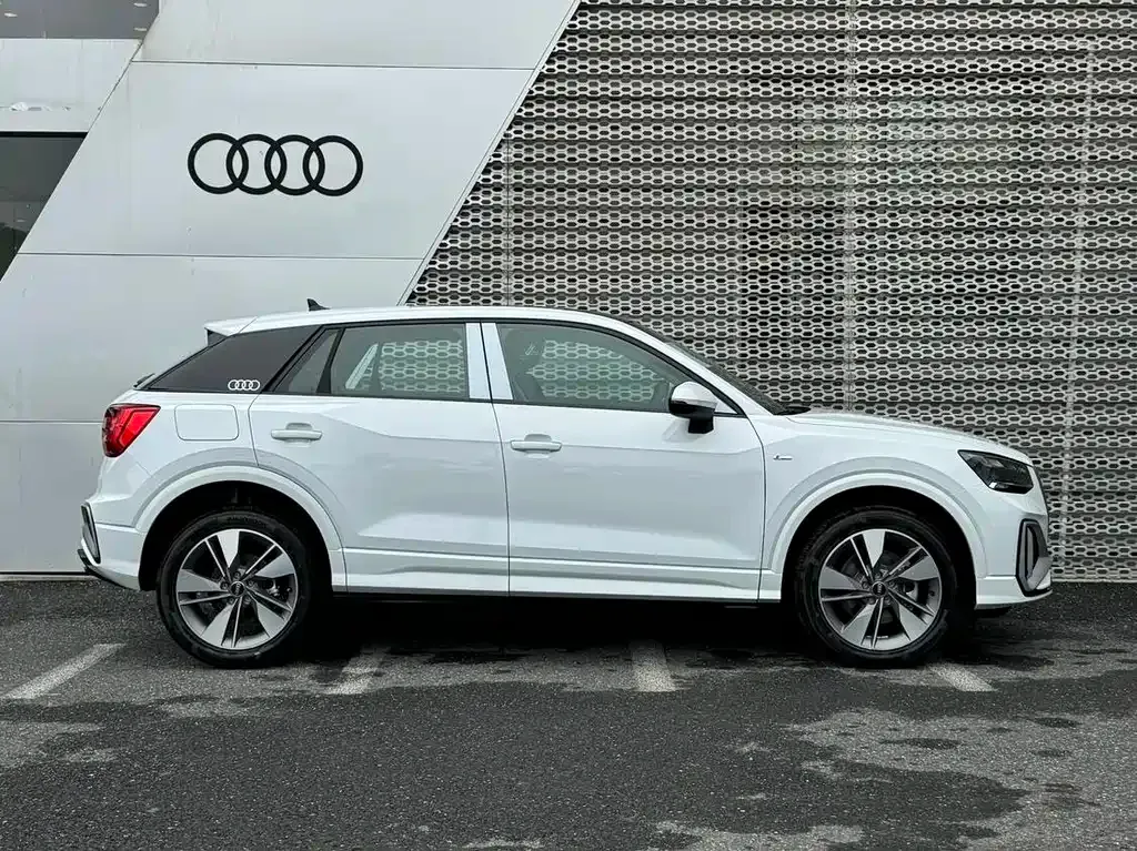 Audi Q2L — фото 9