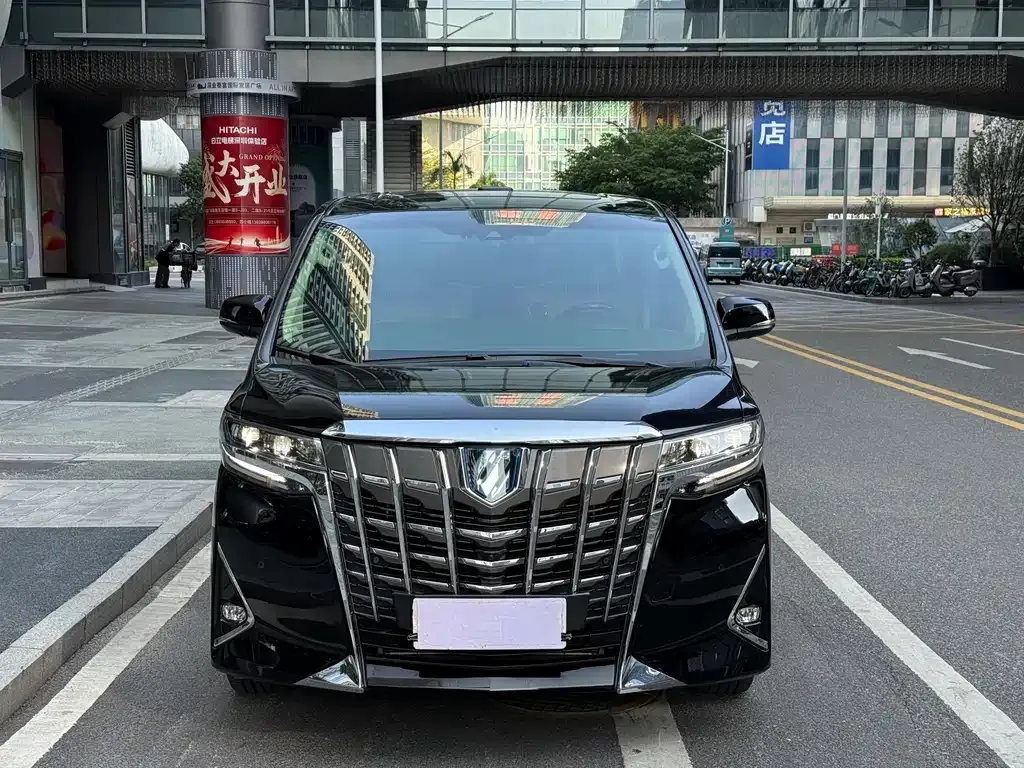 Toyota Alphard — фото 1