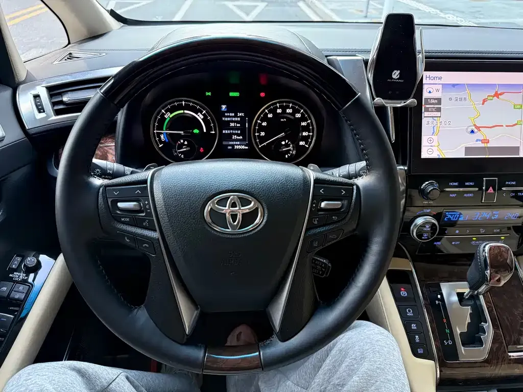 Toyota Alphard — фото 10