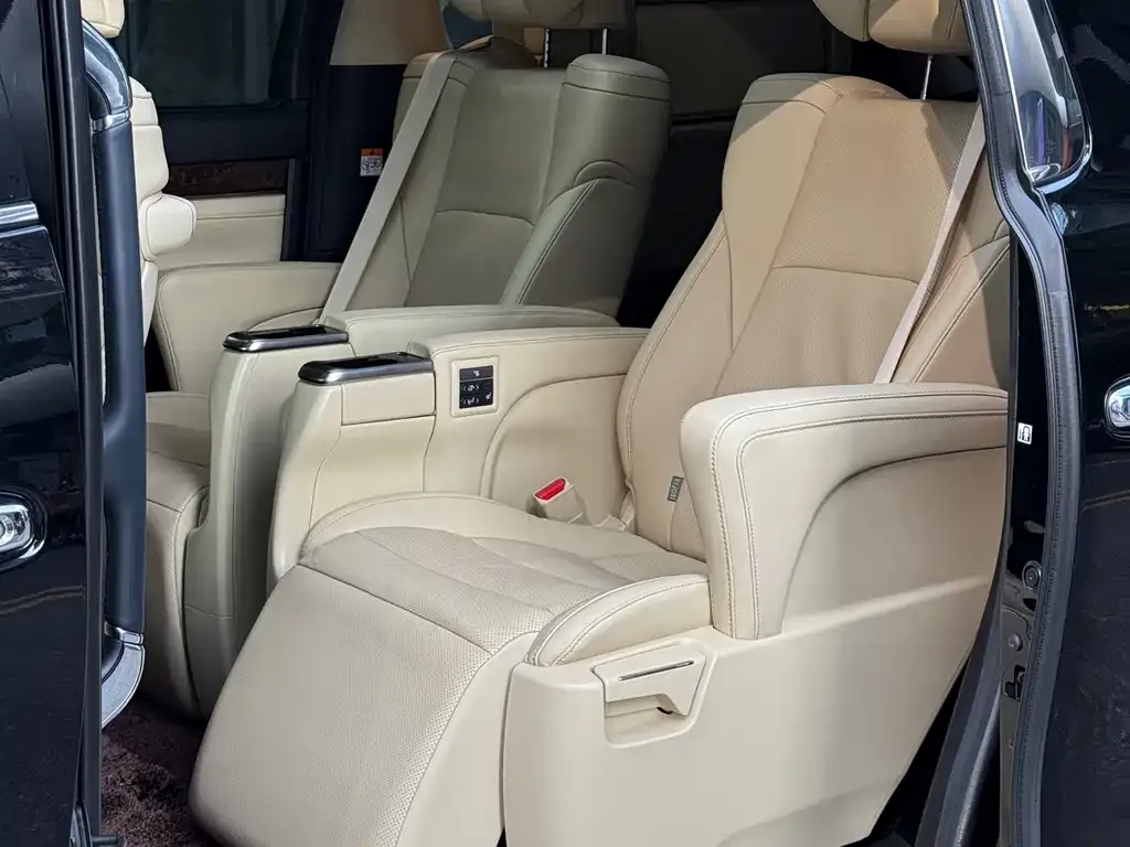 Toyota Alphard — фото 3