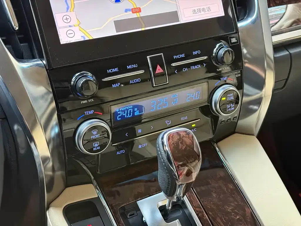 Toyota Alphard — фото 4