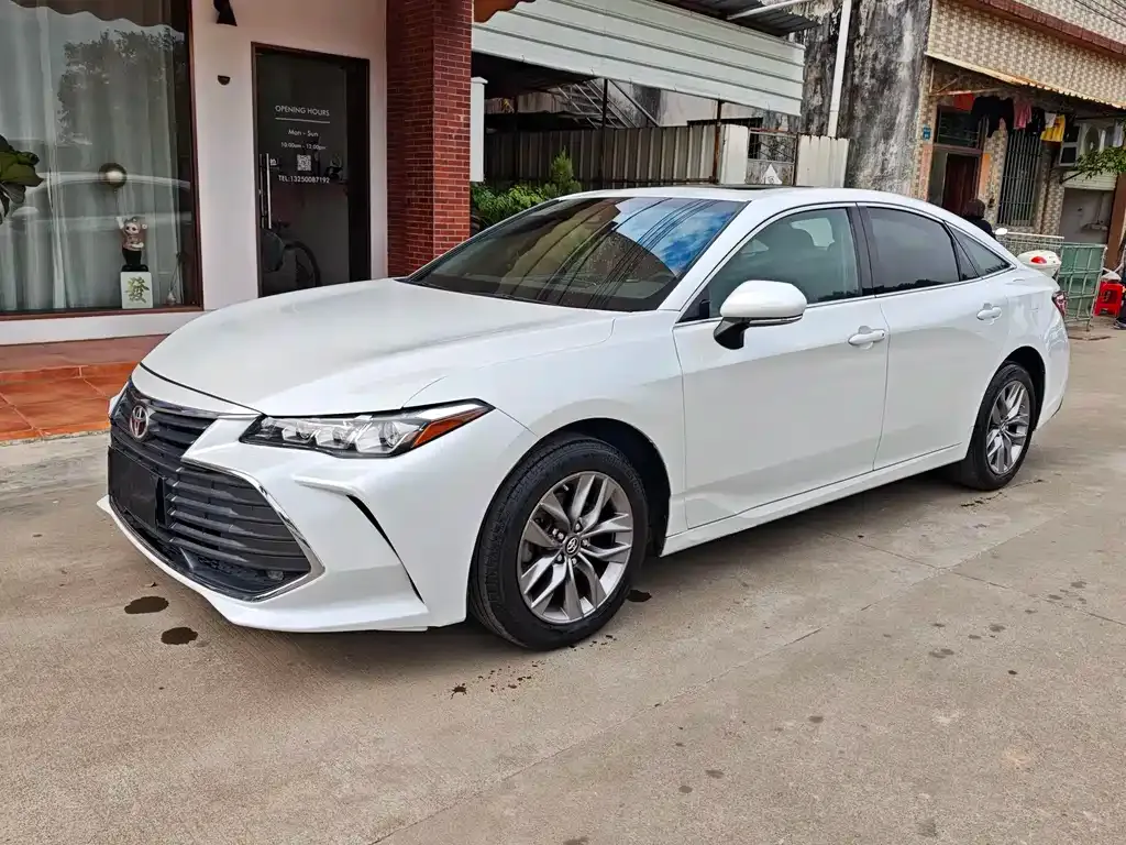 Toyota Avalon — фото 1