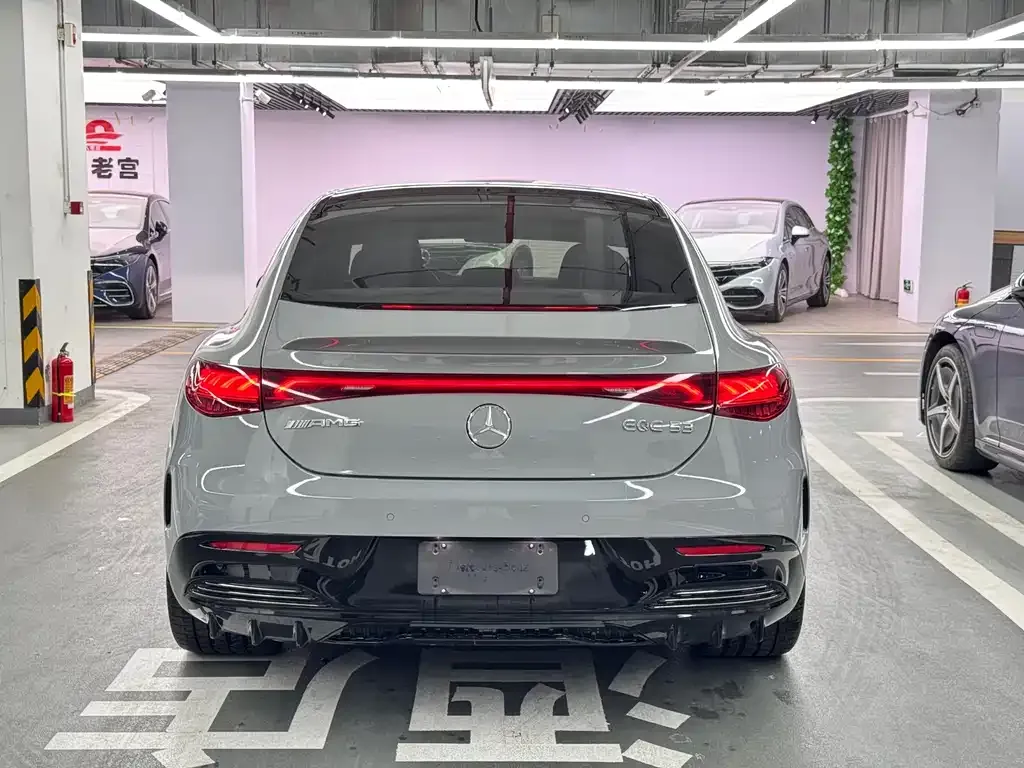 Mercedes-Benz EQE AMG — фото 10