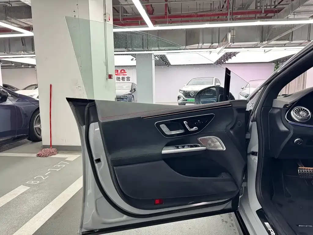 Mercedes-Benz EQE AMG — фото 6