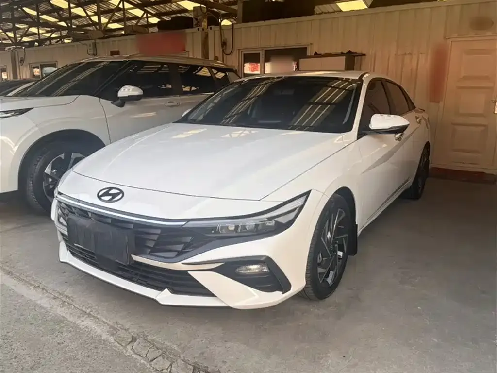 Hyundai Elantra — фото 1