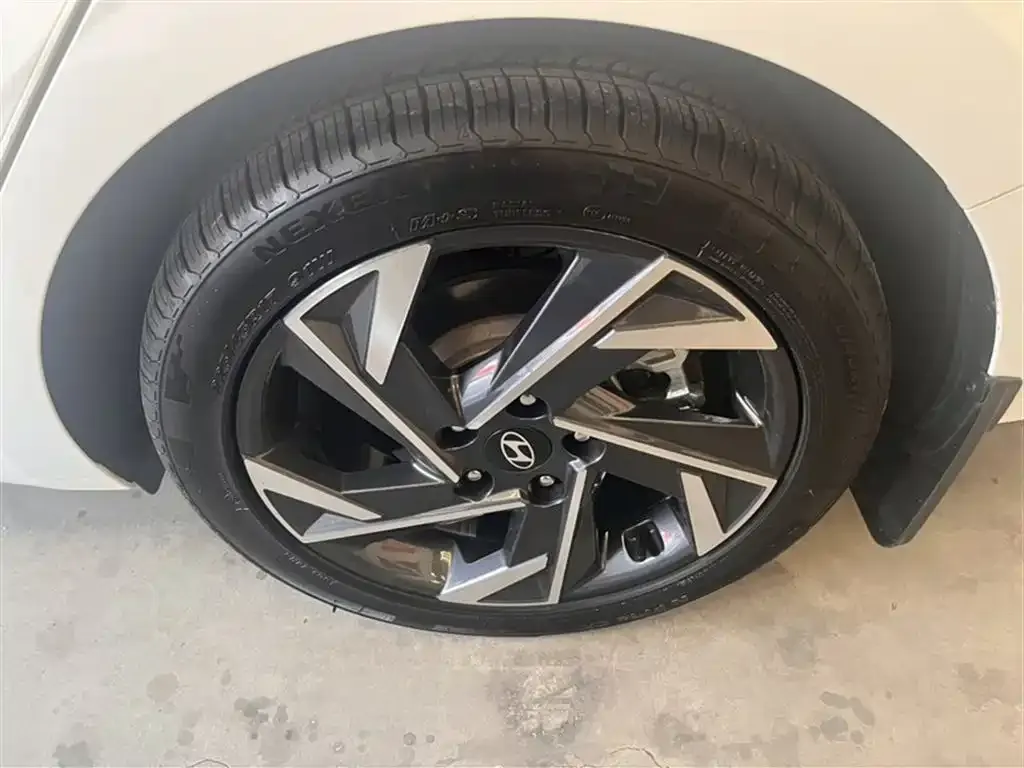 Hyundai Elantra — фото 4