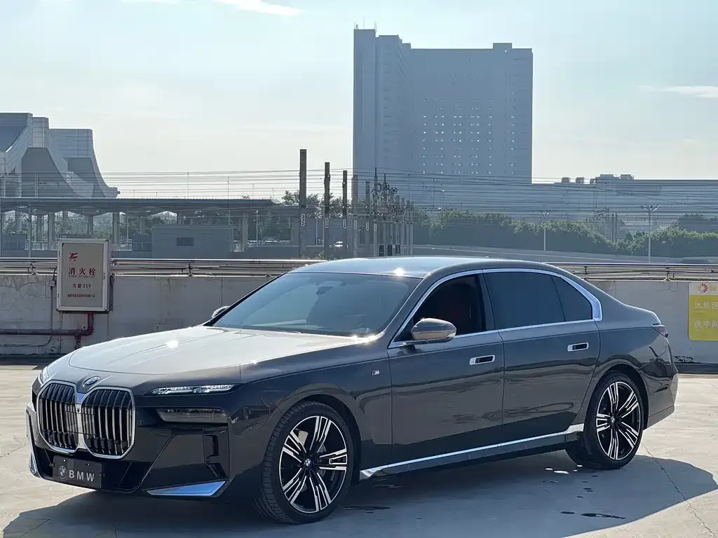 BMW 7 Series — фото 1