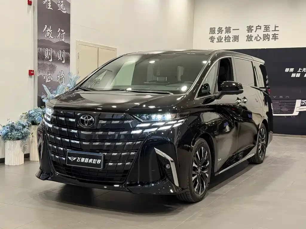 Toyota Alphard — фото 1